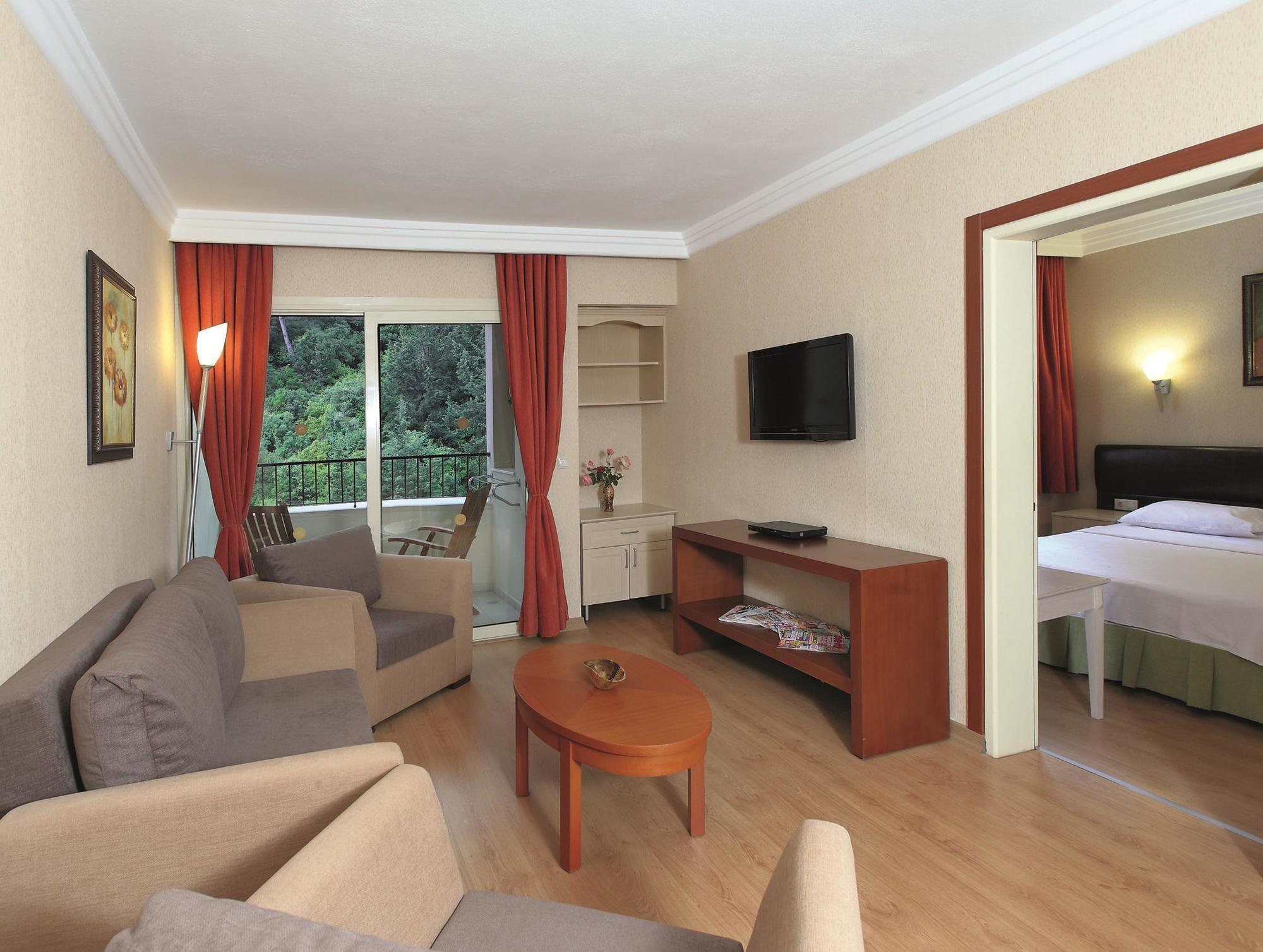 จูเลียน ฟอเรสต์ สวีท Hotel มาร์มาริส ภายนอก รูปภาพ